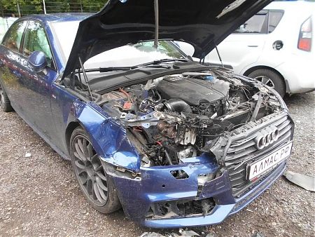 Разбитый автомобиль Audi A4